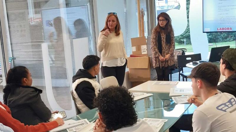 Juventud organiza un taller de búsqueda de empleo a través del teléfono móvil